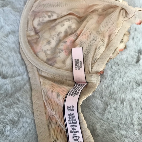 VS Lace Unlined Plunge Bra in Floral Print ๐ - Picture 5 of 5
